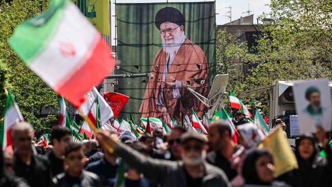 Kenapa Warga Iran yang Mau Tumbangkan Rezim Berbalik Kutuk Israel-AS?